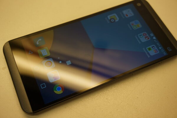 LG Q8 nutitelefon - Image 2