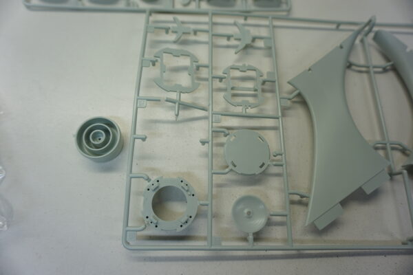 Revell 04991 USS Enterprise NCC-1701 1:600 - Image 3